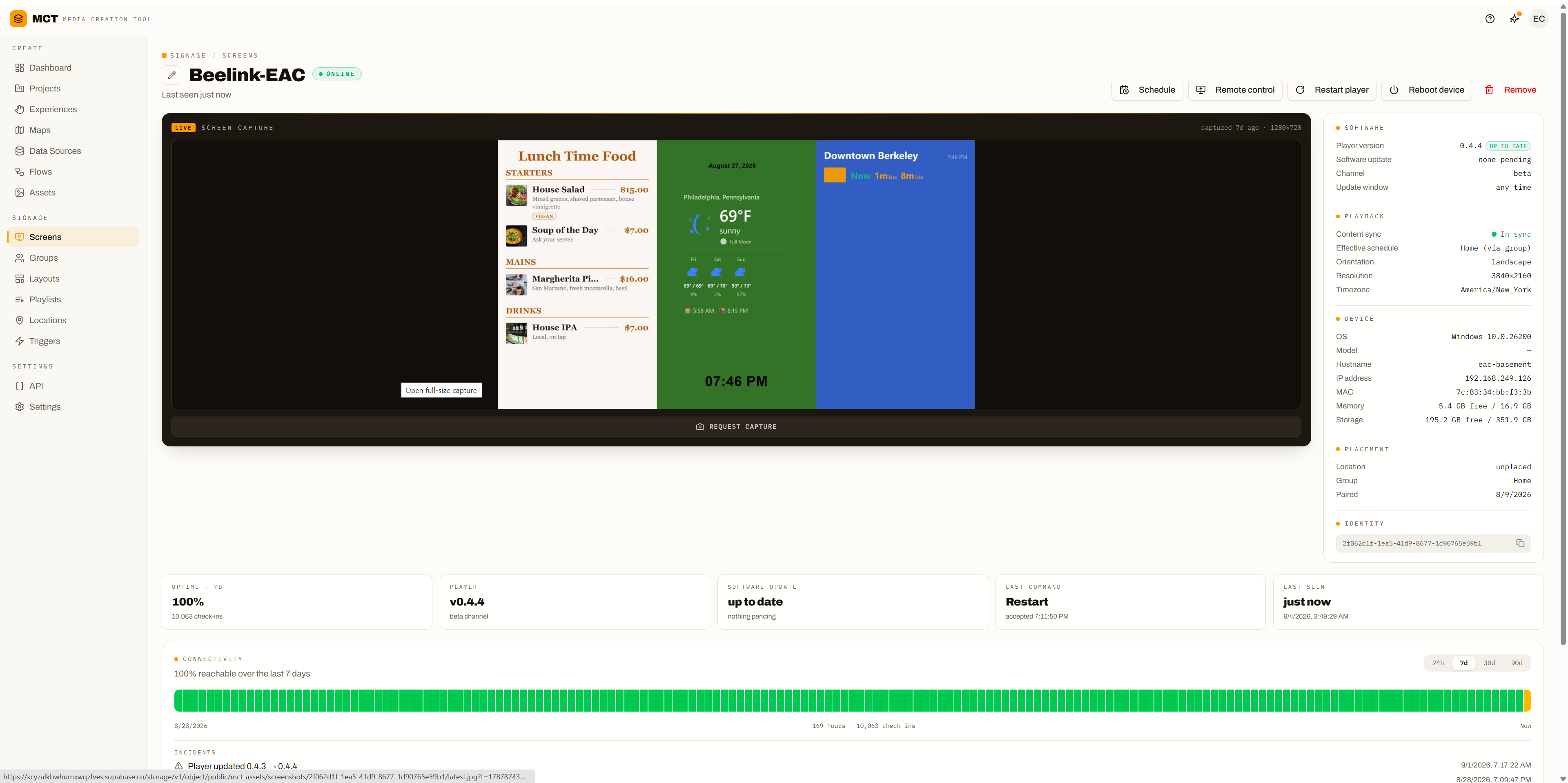 Screen detail page with a live capture, uptime, connectivity history, player version, and device hardware stats